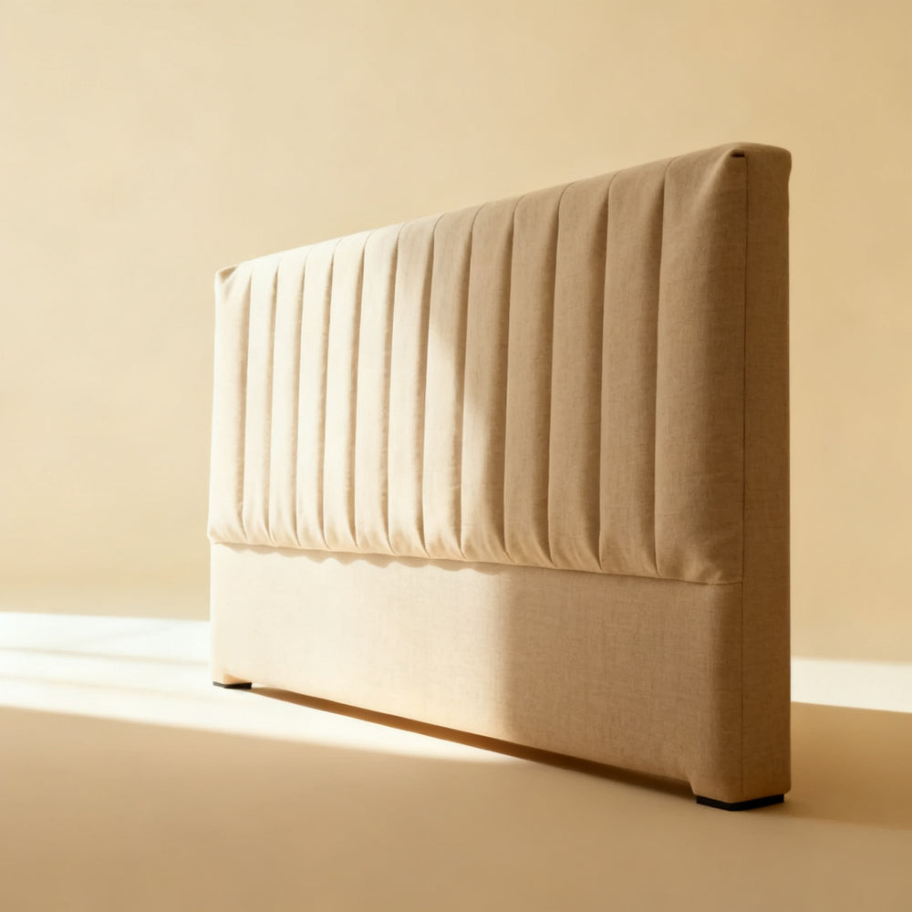 Letto con testiera in lino visto di tre quarti