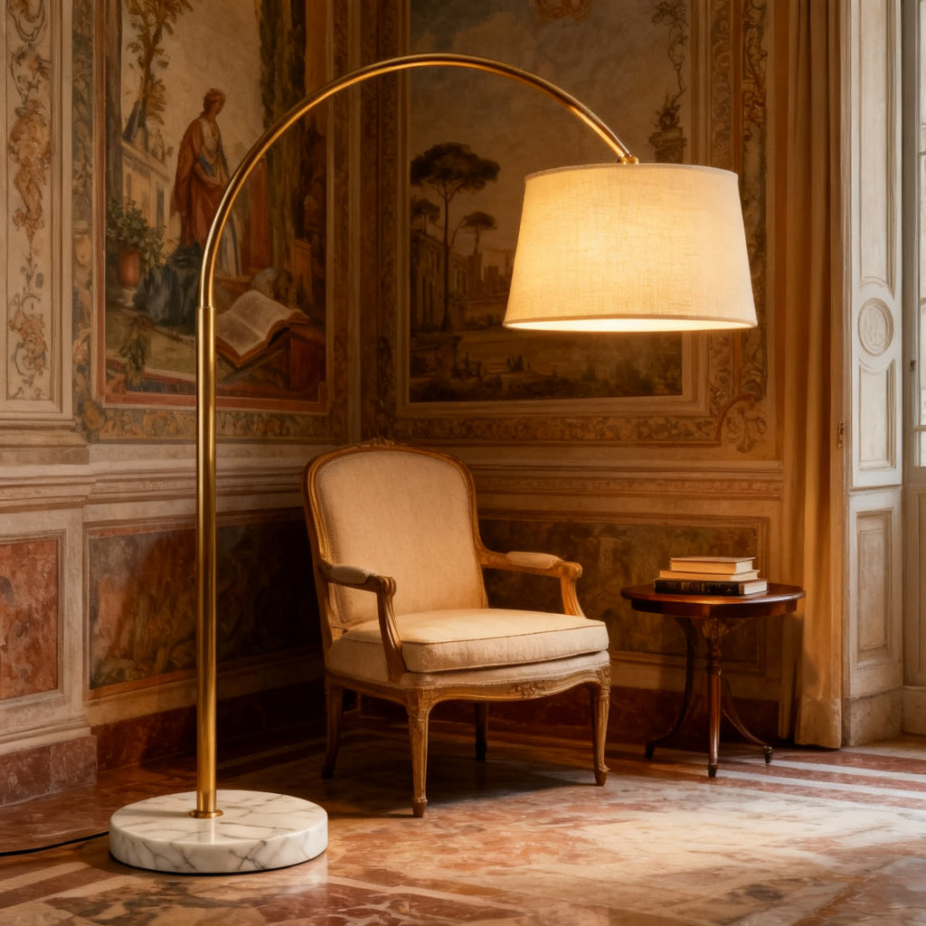 Lampada ad arco in un angolo lettura con poltrona