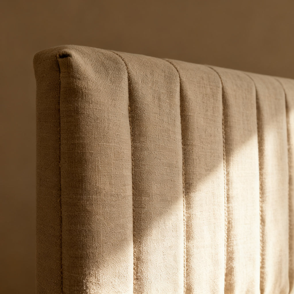 Dettaglio della texture in lino e delle cuciture della testiera