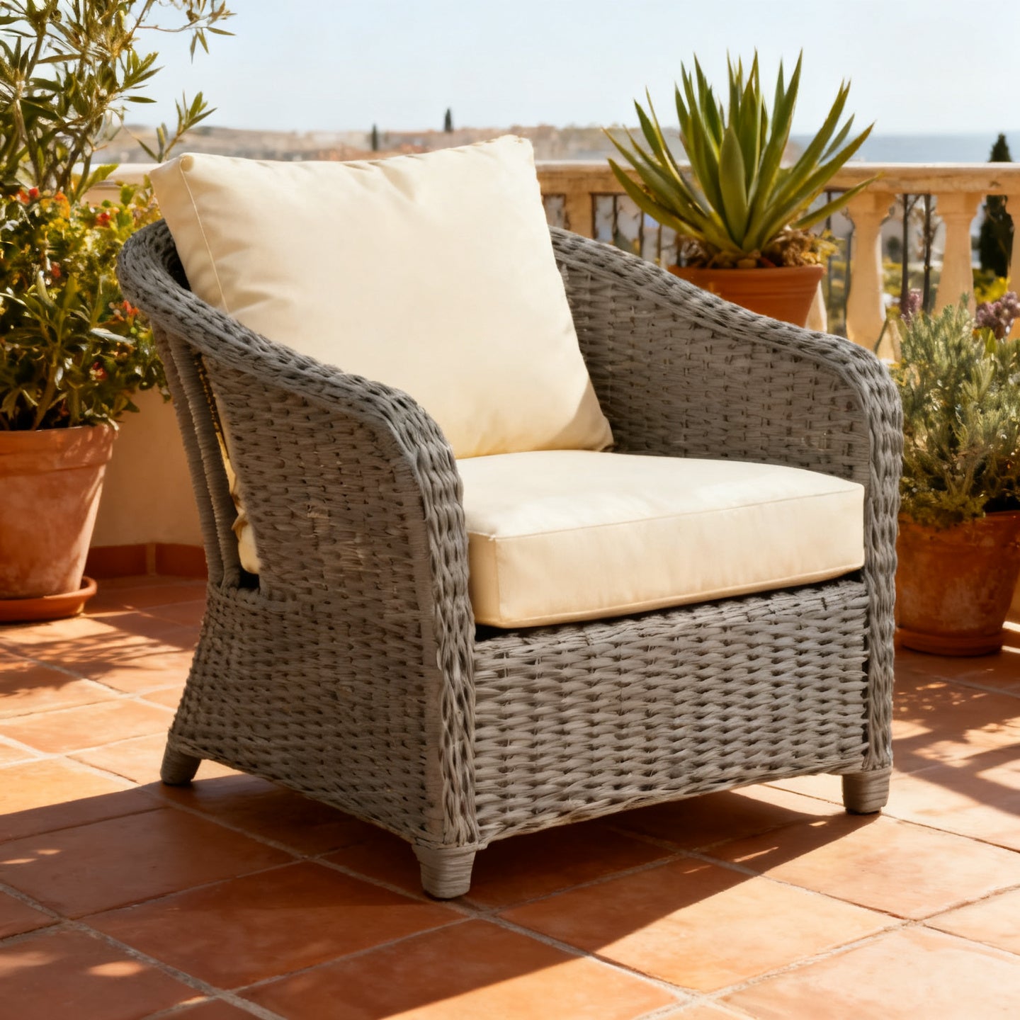 Poltrona da giardino in intreccio su una terrazza mediterranea