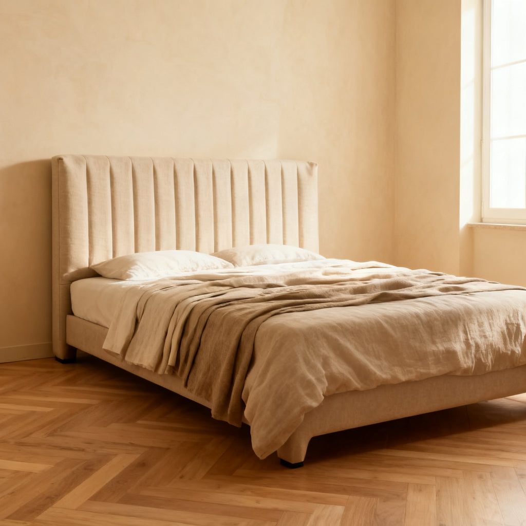 Testiera imbottita in lino dietro un letto in camera italiana