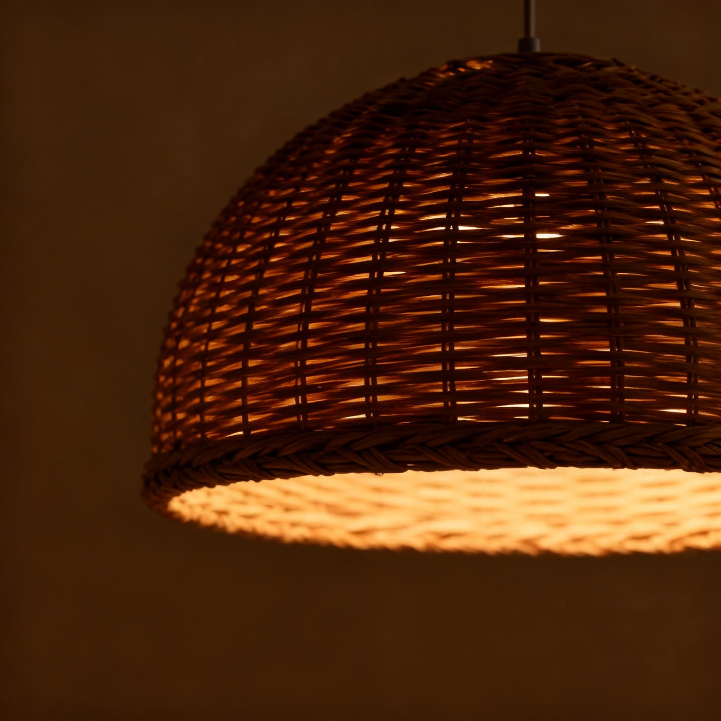 Dettaglio dell'intreccio in rattan della sospensione
