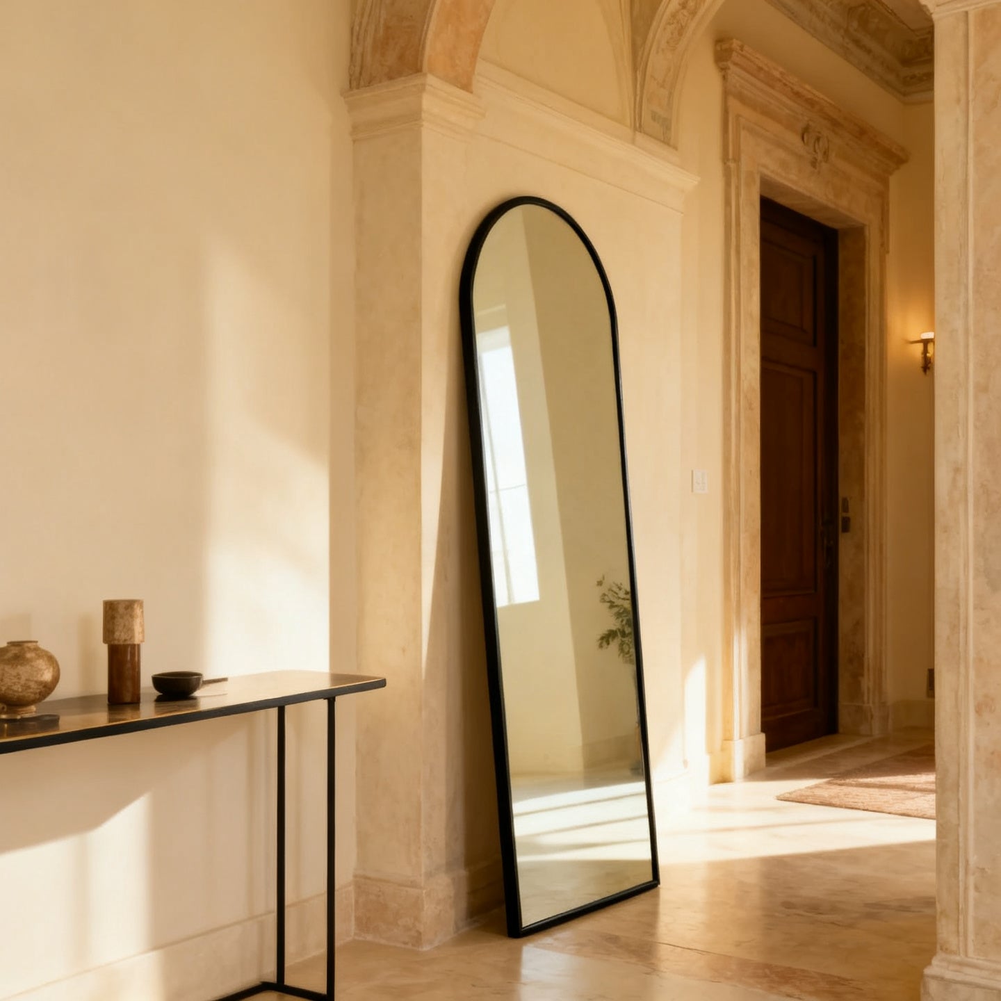 Specchio da terra ad arco in un ingresso con console