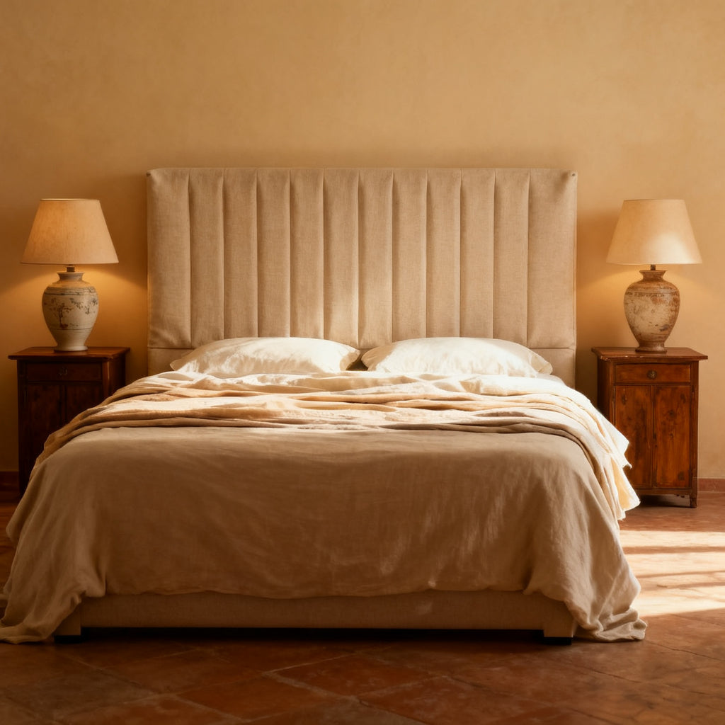 Camera da letto arredata con testiera in lino naturale