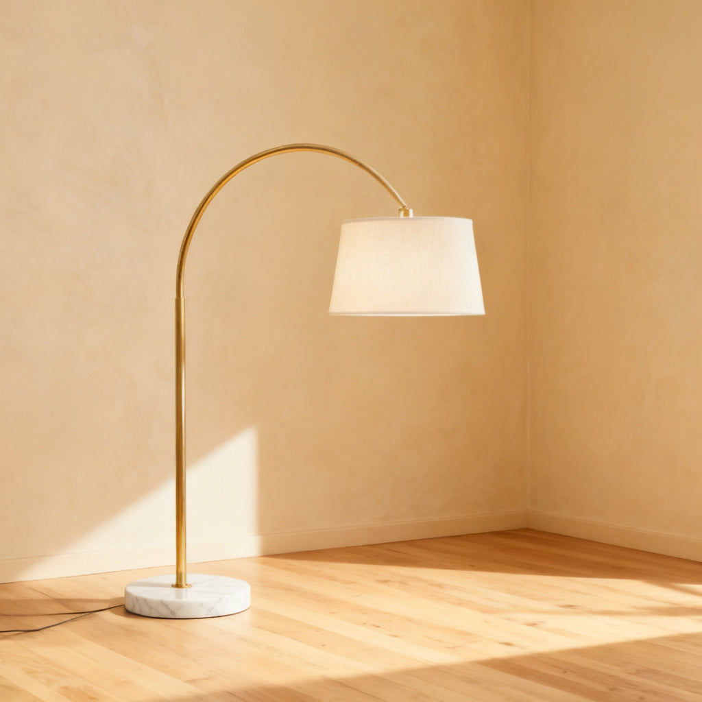 Lampada da terra ad arco vista di tre quarti