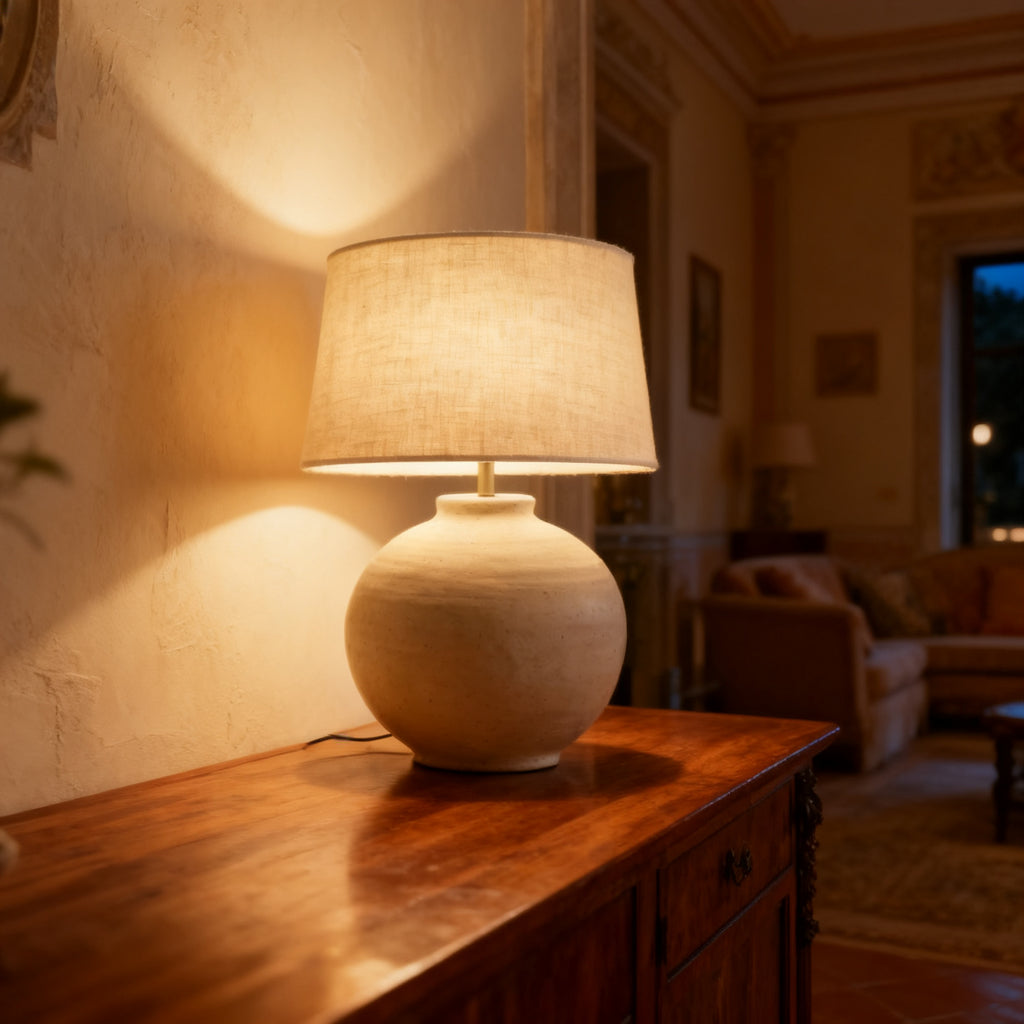 Lampada da tavolo in ceramica accesa su una console