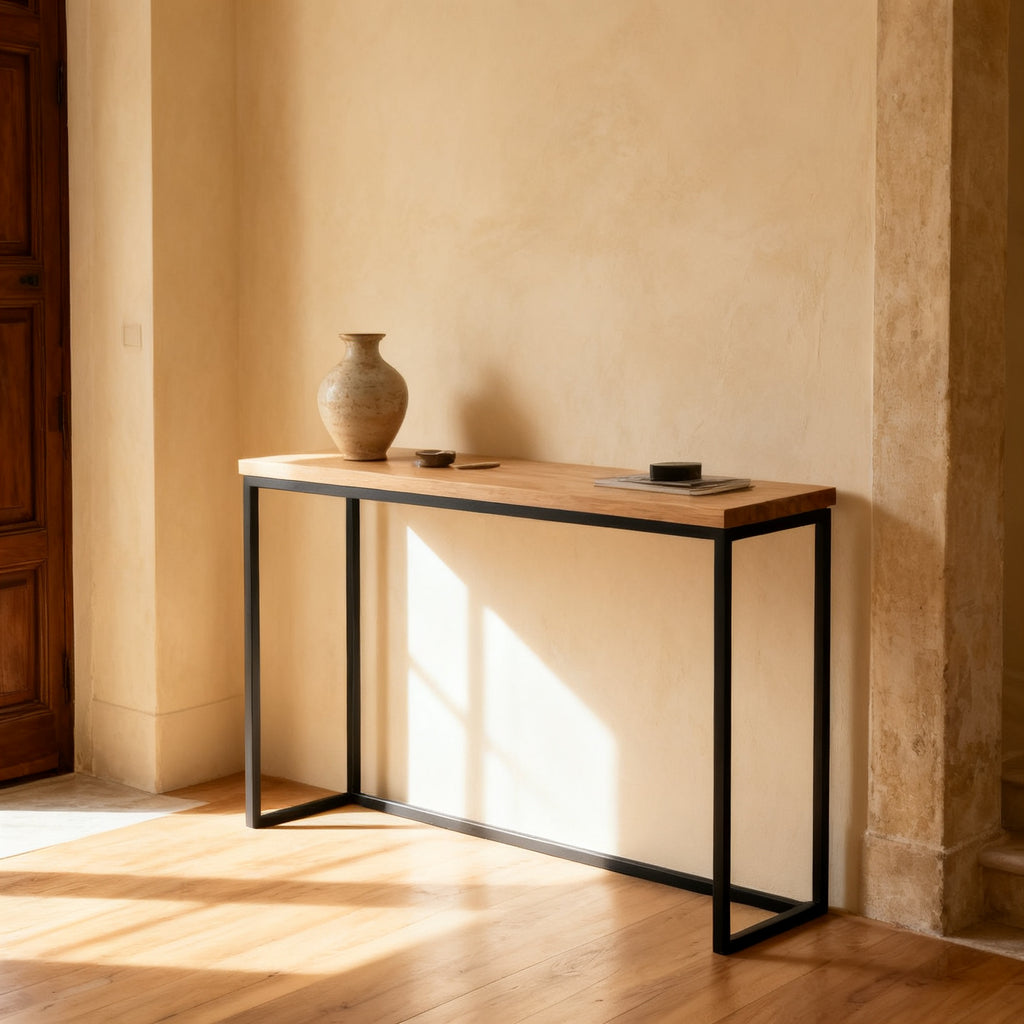 Console in metallo e legno in un ingresso italiano