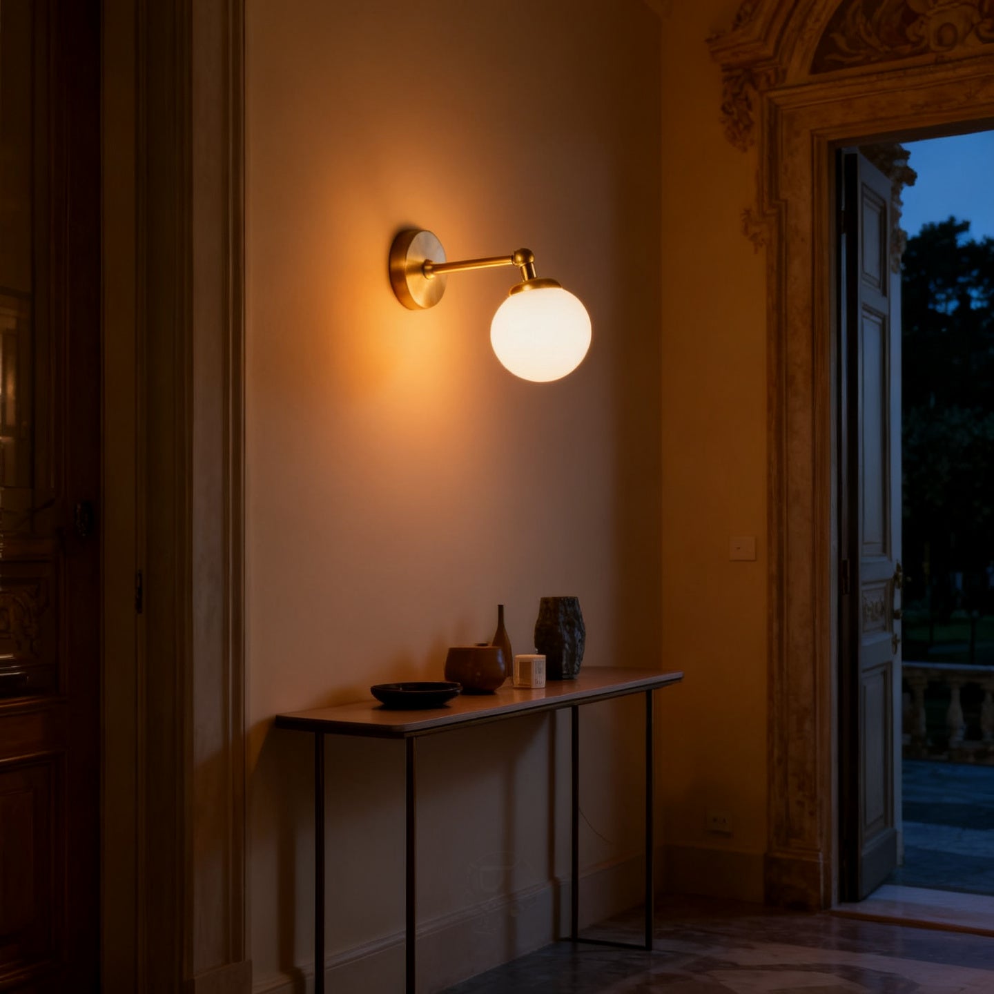 Applique in ottone sopra una console d'ingresso