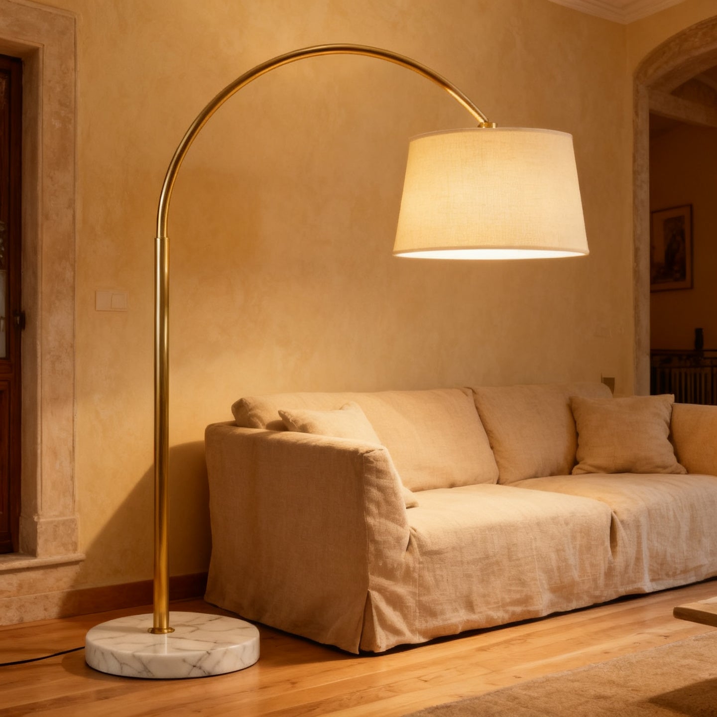Lampada da terra ad arco in ottone sopra un divano