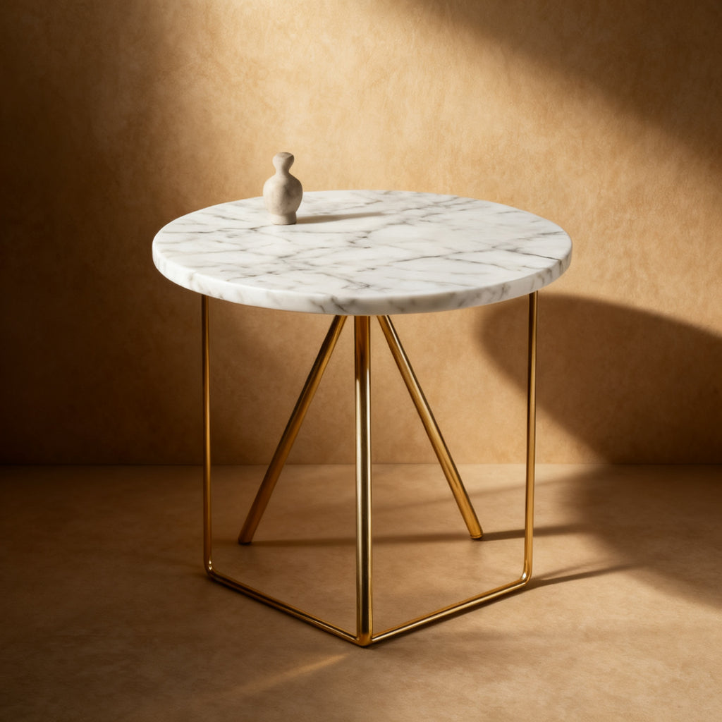 Dettaglio del tavolino in marmo di Carrara e ottone